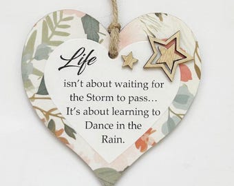 La vida inspiradora no se trata de esperar a que pase la tormenta. Corazón decorativo de madera.