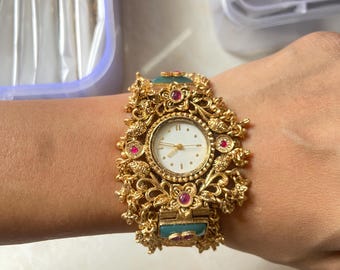 Reloj de mujer blanco delicado: diseño floral vintage