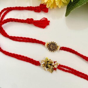 Handgemaakte goddelijke rakhi voor bhaiya en bhabhi - Set van 2, Kundan Rakhi, Indiase Raksha Bandhan, Rakhi voor broers, Esthetische Kundan-armband
