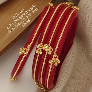 Pode incluir: Um conjunto de seis pulseiras de vidro vermelho com detalhes dourados e contas douradas penduradas. As pulseiras estão empilhadas umas sobre as outras e têm um design decorativo. O texto no rótulo diz: "D.No.011 4. Pic Designer Bangals Size. 2/4. 2/6. 2/8. 2/10 No.28"