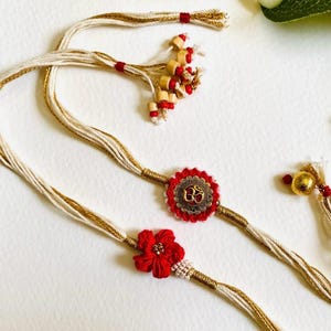 Modernes Rakhi Armband, Rakhi Karte, Rakshan Bandhan Karte, Ohm Armband, Erstes Rakhi für Bruder, rotes Armband zum Schutz, om