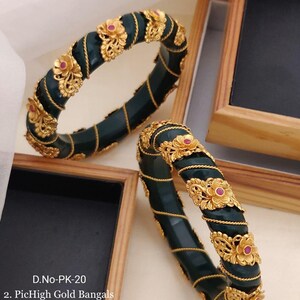 Peut inclure: Deux bracelets en or avec émail vert et accents de pierres rouges. Les bracelets sont décorés de motifs floraux complexes. D.No-PK-20 2. PicHigh Gold Bangals Taille. 2/4. 2/6. 2/8 No.21