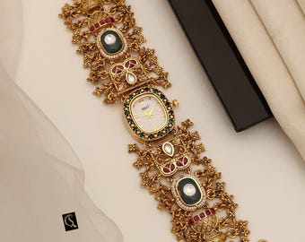 Minimalist White Dial Women's Quartz Watch: Classic Bracelet Design
