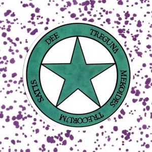 May include: A white circle with a teal green border and a five-pointed teal green star in the centre. The circle has the words "DEE TRE-GUNA MEKOIDES SATIS TRACORUM" written around the border.