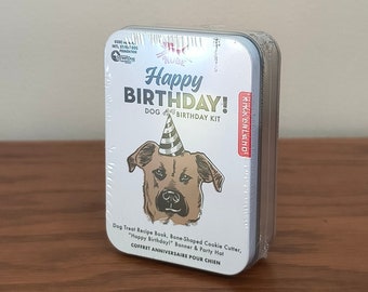 Buon compleanno! Kit compleanno cane, scatola di metallo sigillata da 4" con ricettario, stampino per biscotti, cappello, striscione + coriandoli