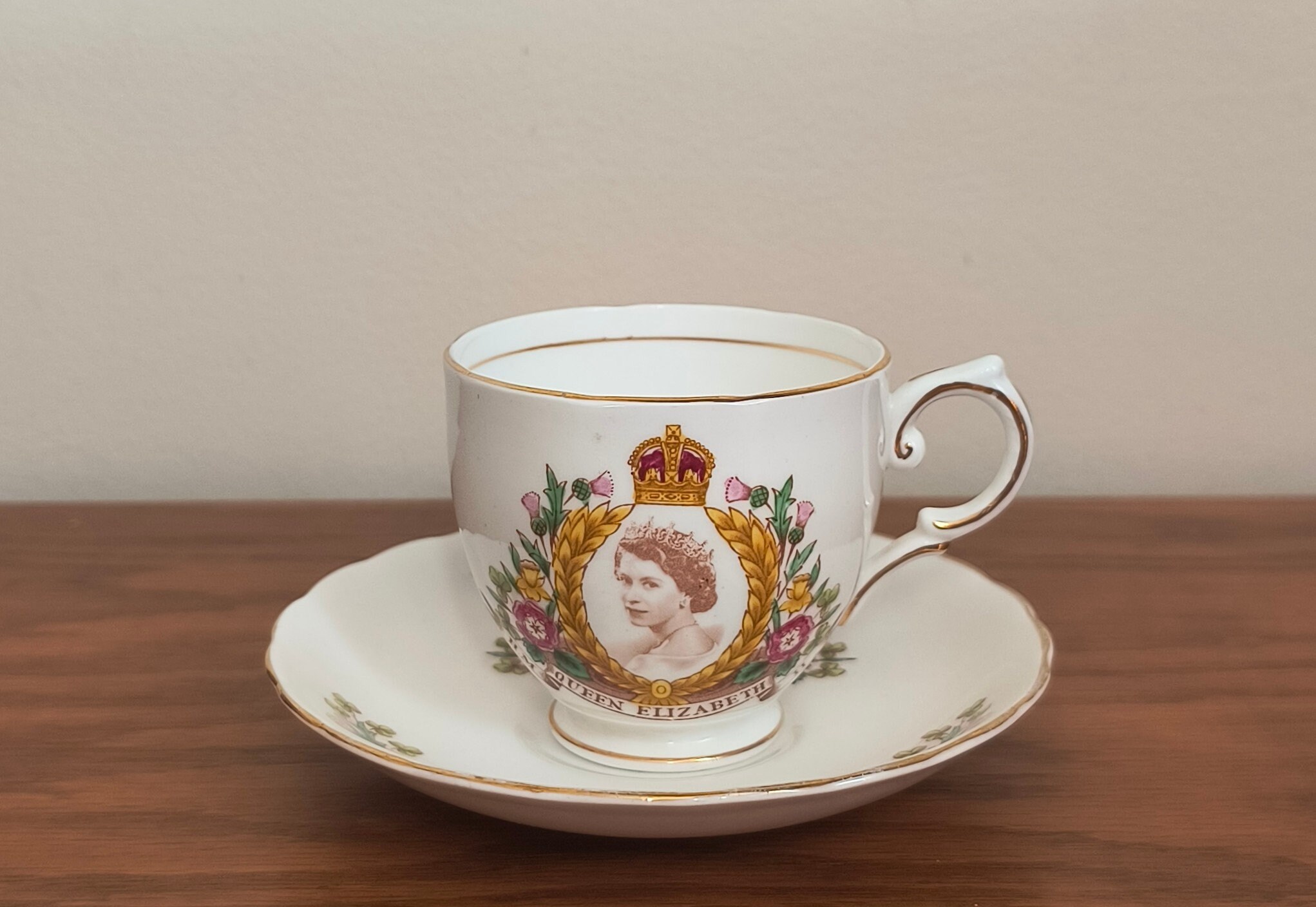 英国パラゴン 1953年 エリザベスⅡ世即位記念 カップ&ソーサー 英国パラゴン 1953年 エリザベスⅡ世即位記念 カップ&ソーサー