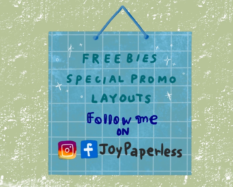 K&ouml;nnte beinhalten: Ein blaues Schild mit einem Gittermuster und wei&szlig;en Sternen, das an einer blauen Schnur h&auml;ngt. Das Schild sagt "FREEBIES SPECIAL PROMO LAYOUTS Follow me on JoyPaperless" mit Instagram- und Facebook-Symbolen.