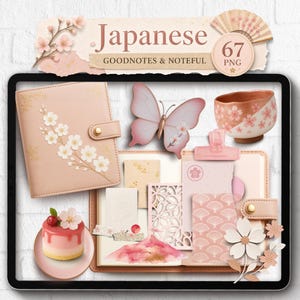 Op de afbeelding: Een digitale collectie van briefpapier-elementen met een Japans thema, waaronder een zachtroze planner, een vlinder, een keramische kom, een klein gebakje en diverse stukjes papier met kersenbloesemmotieven. Tekst: Japanese, GOODNOTES & NOTEFUL, 67 PNG.
