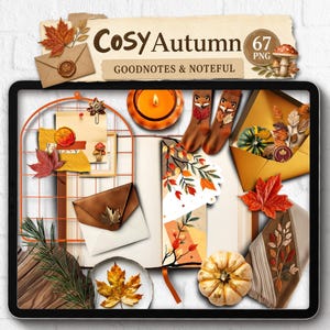 Pu&ograve; includere: Una collezione digitale intitolata Cosy Autumn per Goodnotes e Noteful con 67 file PNG. L'immagine mostra un taccuino aperto, un organizer a griglia, buste, una candela, calzini con facce di volpe, una zucca e varie illustrazioni di foglie autunnali.