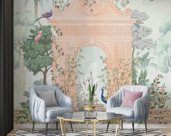 Puede incluir: Dos sillones tapizados en azul claro con respaldos plisados, uno con cojín de pata de gallo blanco y negro y otro con cojín rosa, frente a una mesa de centro hexagonal de cristal y oro ante un mural de un arco color melocotón.