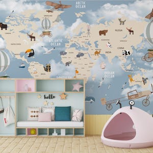 Könnte beinhalten: Eine hellblaue und beigefarbene Weltkarten-Tapete mit Wolken, Tieren und Flugzeugen. Die Karte enthält die Namen der Kontinente und Ozeane. Die Tapete ist in einem Kinderzimmer mit einem Bücherregal, einem Bett und einem Spielzelt angebracht.