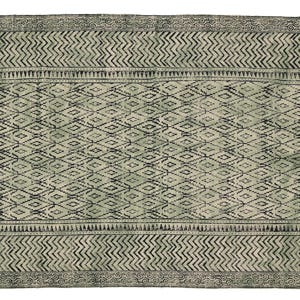Può includere: Tappeto rettangolare con un motivo geometrico nei toni del verde e del nero. Il tappeto presenta un disegno centrale a rombi, incorniciato da un bordo a zig-zag e bordi decorativi. Frange bianche accentuano le estremità corte.