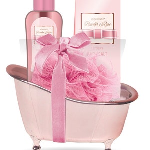 Könnte beinhalten: Ein rosa Bade-Set mit einer Flasche Duschgel, Badesalz und einem Badehandschuh in einem rosa Badewannen-förmigen Behälter. Das Set ist mit einem rosa Band und dem Text "WONDER NICE Powder Rose" und "LUXURY BATH SALT" verziert.