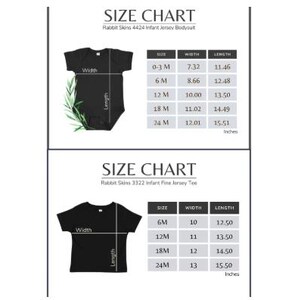 Puede incluir: Tablas de tallas para ropa de beb&eacute; Rabbit Skins, incluyendo bodies y camisetas de punto fino. Las tablas muestran las medidas en pulgadas para ancho y largo, con tallas que van de 0-3 meses a 24 meses.
