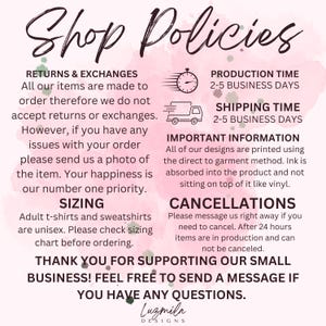 Puede incluir: Gr&aacute;fico rosa y blanco con el texto "Shop Policies" en fuente cursiva. El texto detalla devoluciones, cambios, tallas, tiempo de producci&oacute;n, tiempo de env&iacute;o, informaci&oacute;n importante y cancelaciones. El logotipo de la tienda est&aacute; en la parte inferior.