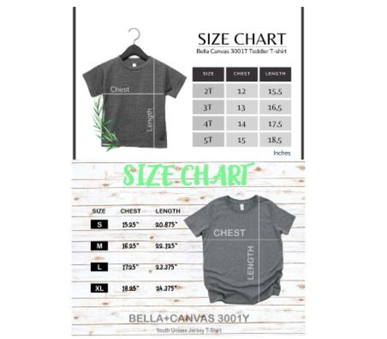 Puede incluir: Tabla de tallas para camisetas unisex para ni&ntilde;os peque&ntilde;os y j&oacute;venes Bella+Canvas 3001T. La tabla muestra las medidas de pecho y largo en pulgadas para las tallas 2T a XL. Las camisetas grises se muestran en una percha y sobre un fondo de madera.