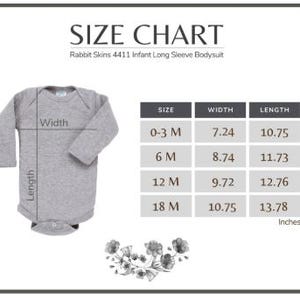 Puede incluir: Tabla de tallas para un body de manga larga para beb&eacute; Rabbit Skins 4411. La tabla muestra las tallas 0-3 meses, 6 meses, 12 meses y 18 meses, con las medidas de ancho y largo en pulgadas. El body es gris.