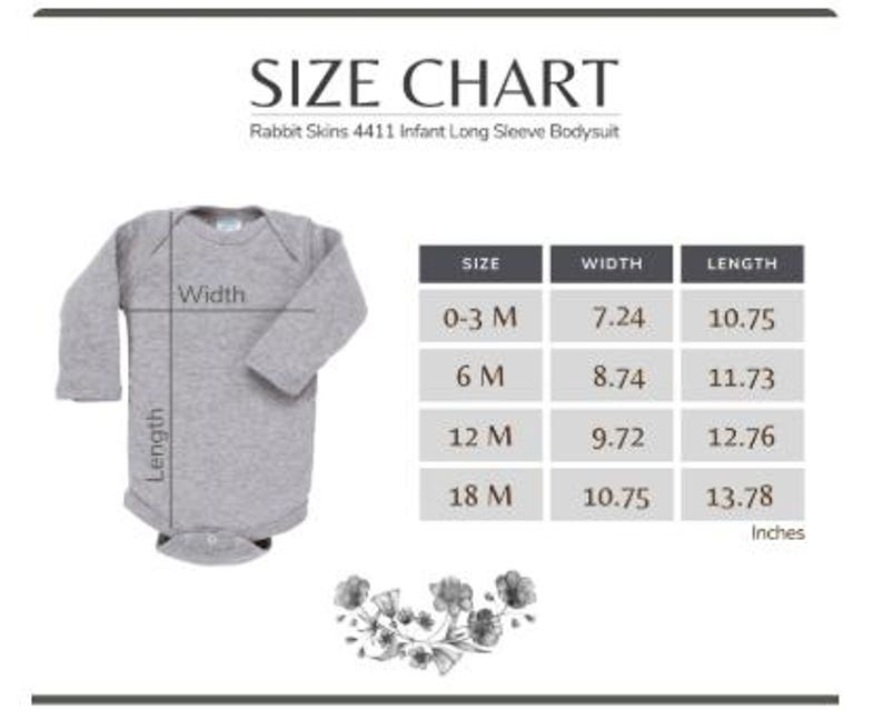 Puede incluir: Tabla de tallas para un body de manga larga para beb&eacute; Rabbit Skins 4411. La tabla muestra las tallas 0-3 meses, 6 meses, 12 meses y 18 meses, con las medidas de ancho y largo en pulgadas. El body es gris.