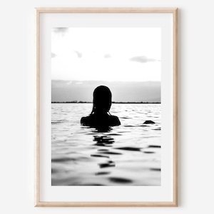 Póster en blanco y negro con estampado de mujer, arte de pared para nadar, póster de playa para niña, póster de océano, impresión de nadador, decoración de pared retro digital