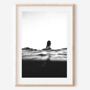 Póster en blanco y negro con estampado de mujer nadando, arte de pared, impresión de playa, póster de océano, impresión de nadador, decoración de pared retro, descarga digital