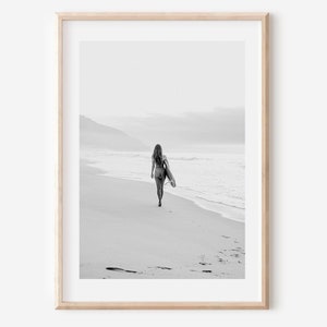 Frauen Druck Schwarz und Weiß Frau Schwimmen Wand Kunst Surfer Mädchen Druck Surfbrett Wand Kunst Surfer Poster Strand Druck Strand Haus Dekor