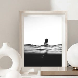 Póster en blanco y negro con estampado de mujer nadando, arte de pared, impresión de playa, póster de océano, impresión de nadador, decoración de pared retro, descarga digital