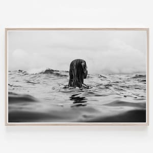 Impresión de mujer en blanco y negro, arte de pared para nadar, impresión de niña en la playa, póster del océano, impresión de nadador, decoración de pared retro, arte de pared de surf imprimible
