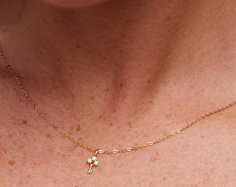 Collar con colgante de llave en plata de ley 925 con baño de oro de 18 quilates. Delicado y minimalista. Collar para San Valentín. Douceness.