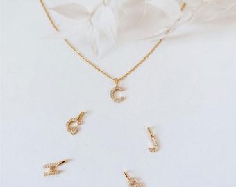 Collar con inicial personalizado en plata 925 bañado en oro de 18 quilates. Regalo para dama de honor. Collar minimalista con letra. Regalo para invitada de boda.