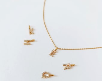 Collar con inicial personalizado en plata 925 bañado en oro de 18 quilates. Regalo para dama de honor. Collar minimalista con letra. Regalo para invitada de boda.