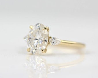 Oval Diamond Ring , 10K 14K Gold Lab Grown Diamond Ring for Wedding and Engagement Ring or Band