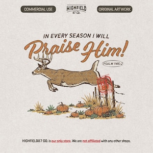 Può includere: Un'illustrazione grafica che raffigura un cervo che salta sopra un campo di zucche ed erba alta. Il testo recita IN EVERY SEASON I WILL Praise Him! e PSALM 146:2. Il design include il marchio HIGHFIELD 87 CO. e le etichette per uso commerciale.