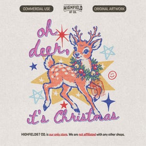 Peut inclure: Une illustration graphique d'un faon portant une couronne autour du cou, centrée sur une étoile jaune. Le texte indique "oh deer, it's Christmas" en écriture rose. Le design inclut des étoiles bleues et rouges, un smiley et "HIGHFIELD 87 CO."