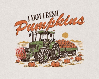 Puede incluir: Una ilustración gráfica que muestra un tractor verde tirando de un remolque lleno de calabazas naranjas. El texto dice "FARM FRESH Pumpkins" en una fuente estilizada. Hay calabazas esparcidas por el suelo. El diseño incluye "HIGHFIELD 87 CO." en la parte superior y una marca de agua "DO NOT RECREATE" a la izquierda.