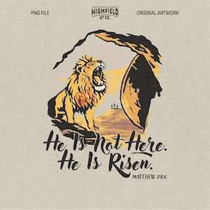 Puede incluir: Diseño gráfico con un león rugiente en amarillo y negro, con el texto "He Is Not Here. He Is Risen." y "Matthew 28:6". El diseño incluye un sol estilizado y dos cruces, sobre un fondo neutro.