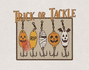 Può includere: Un'illustrazione grafica che mostra cinque esche da pesca con temi di Halloween, tra cui zucche, una lapide con la scritta RIP, una mummia e un pipistrello. Il testo TRICK OR TACKLE è visualizzato sopra le esche in un carattere arancione.