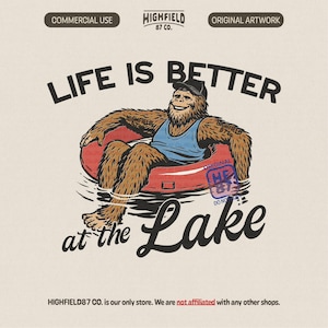 Puede incluir: Ilustración caprichosa de un Bigfoot sonriente relajándose en una boya roja en un lago. El texto "LIFE IS BETTER at the Lake" se muestra de forma destacada. La imagen tiene un ambiente vintage y al aire libre, con las palabras "COMMERCIAL USE" y "ORIGINAL ARTWORK".