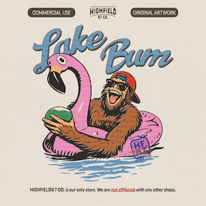 Puede incluir: Ilustración vintage de una criatura parecida a Bigfoot con gafas de sol y gorra roja, flotando en un flotador de flamenco rosa. El texto "Lake Bum" está arriba. La criatura sostiene un coco.
