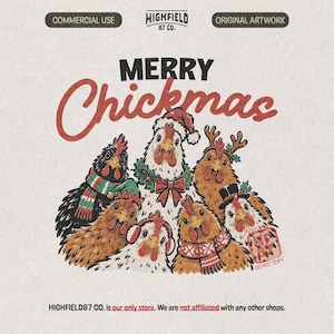 Könnte beinhalten: Eine digitale Illustration mit sechs Hühnern, die festliche Accessoires wie Weihnachtsmützen, Schals und Rentiergeweihe tragen. Der Text "MERRY Chickmas" ist in Rot und Schwarz über den Hühnern auf einem strukturierten Hintergrund zu sehen.
