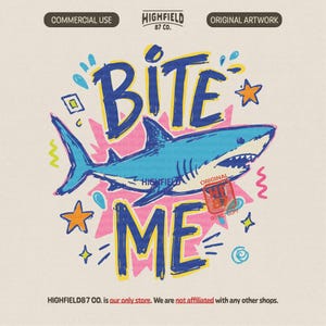 Può includere: Illustrazione grafica con uno squalo blu e le parole "BITE ME" in blu e giallo. Il design include stelle, un'esplosione rosa e il testo "HIGHFIELD 87 CO." e "ORIGINAL ARTWORK".