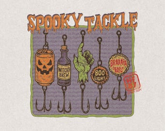 Può includere: Un'illustrazione grafica intitolata SPOOKY TACKLE che presenta cinque esche da pesca. Le esche includono una lattina a forma di zucca, una bottiglia etichettata WITCH'S BREW, una mano zombie verde, un tappo etichettato BOO LIGHT e BRAAAPA DEADLY BREW.