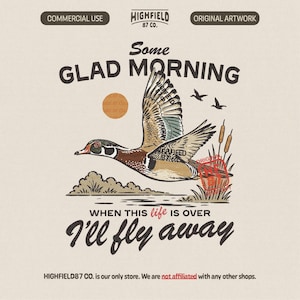 以下が含まれることがあります： ヴィンテージスタイルのイラスト。飛んでいるカモ、太陽、そして「Some Glad Morning」の文字。また、「When this life is over, I'll fly away」というフレーズも含まれています。カモ、太陽、テキストを使った、素朴でアウトドアなテーマのデザインです。