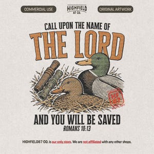 Op de afbeelding: Een grafische illustratie met twee eenden die in stro rusten naast een eendenlokfluit. De tekst luidt: CALL UPON THE NAME OF THE LORD AND YOU WILL BE SAVED ROMANS 10:13. Het ontwerp bevat het logo van HIGHFIELD 87 CO. en een rode stempel.