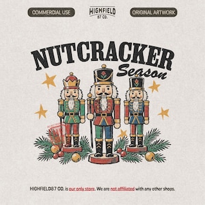 Puede incluir: Una ilustración gráfica con tres figuras de cascanueces en uniformes rojo, verde y azul, rodeadas de ramas de pino y estrellas doradas. El texto dice "NUTCRACKER Season" en la parte superior, junto a etiquetas de "HIGHFIELD 87 CO." y "COMMERCIAL USE".