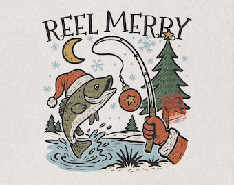 Imagen PNG de "Reel Merry Fishing", diseño de camiseta navideña de lubina, descarga digital de gorro de Papá Noel y pez en lago invernal para pescadores y aficionados a la pesca.