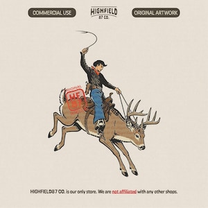 Può includere: Illustrazione in stile vintage di un cowboy che cavalca un cervo, con una frusta. Il cowboy indossa una giacca nera, jeans blu e un fazzoletto rosso. L'immagine include il testo "HIGHFIELD 87 CO." e "ORIGINAL ARTWORK."
