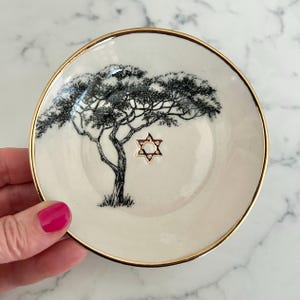 Plato de cerámica hecho a mano con estrella de David y árbol: regalo judaico, borde dorado.