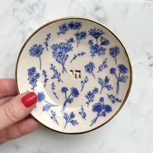 Vide-poche fait main en céramique avec Chai et fleurs bleues - Cadeau Judaica, bord doré