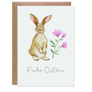 Könnte beinhalten: Eine weiße Keramik-Tasse mit schwarzem Henkel und dem Text "But First, Coffee" in fetter, schwarzer Schrift. Die Tasse steht vor einem neutralen Hintergrund, der ihr schlichtes Design hervorhebt.