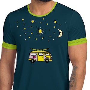 Puede incluir: Una camiseta azul turquesa con una furgoneta de dibujos animados amarilla y rosa con una tabla de surf en la parte superior. La furgoneta tiene un corazón rosa en el lateral. La camiseta tiene un ribete verde lima alrededor del cuello y las mangas. El diseño está sobre un fondo azul oscuro con estrellas amarillas y una luna creciente.